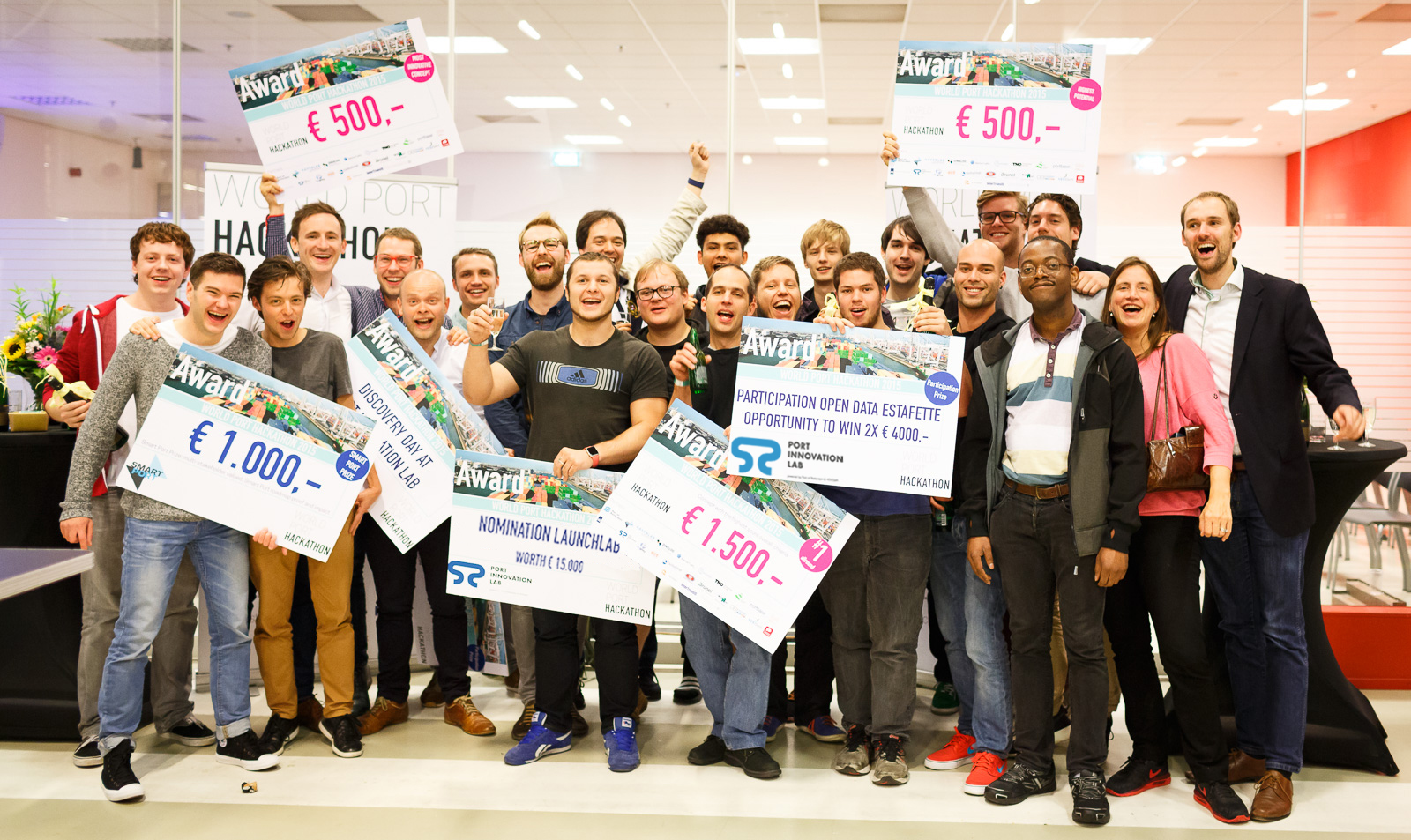 You can see my team members with the €1.500 and Nomination Launchlab placards.